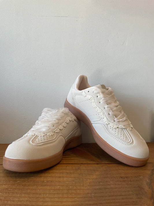 Amelia Sneakers